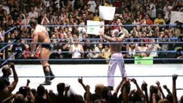 <b>LLENAZOS. </b>Los combates de lucha libre americana llenan los recintos de todo el mundo. En la imagen, Animal Batista contra Rey Mysterio, el año pasado en Barcelona.