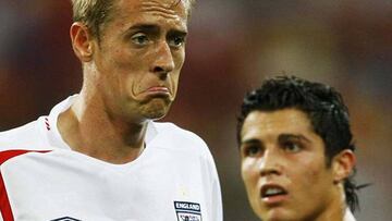 Crouch y Cristiano duarnte un partido de selecciones