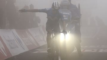 Miguel &Aacute;ngel L&oacute;pez gana la etapa 18 de la Vuelta a Espa&ntilde;a y se consolida en el podio.