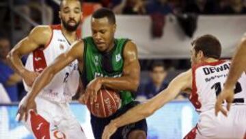 Demond Mallet avanza entre el alero estadounidense Ben Dewar y el base estadounidense Davin White.