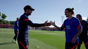 Es pisar el Cerro y le cambia el gesto: el significativo abrazo de Griezmann con el Cholo