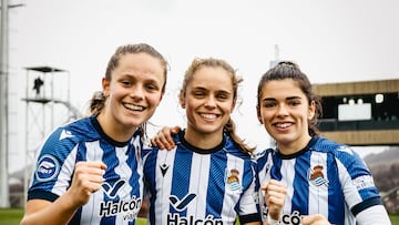 Aiara Agirrezabala, Cecilia Marcos e Intza Egiguren, posando felices tras una victoria de la Real Sociedad.
