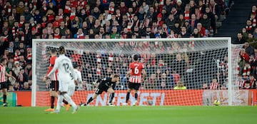 0-1. Unai Simóm no puede impedir que el balón entre en su portería tras el zurdazo de Karim Benzema.