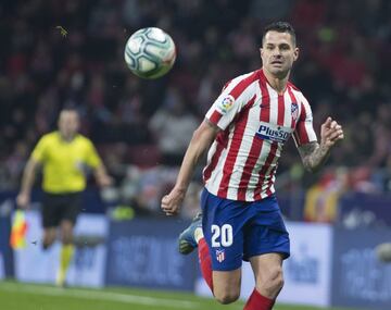 Jugador muy veloz y con una vertiginosa conducci車n del bal車n. Esas son las dos principales virtudes que propiciaron que el Sevilla le fichara en la temporada 2013/2014 por tres millones de euros. En las cuatro temporadas que estuvo en la capital andaluza particip車 activamente en la consecuci車n de tres Europa League consecutivas. Idolatrado por la afici車n del Sevilla, en 2017 protagoniz車 el culebr車n del verano, al pagar su cl芍usula de rescisi車n de 40 millones y regresar a Las Palmas unos meses antes de fichar por el Atl谷tico de Madrid, su actual club, con el que sum車 otra Europa League a su palmar谷s. Las lesiones no le han permitido mantener en el Atl谷tico el nivel que tuvo en su etapa sevillista.