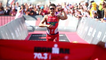 Javier G&oacute;mez Noya of Spain celebra su victoria en el Medio Ironman de Dubai, en su primera competici&oacute;n de 2017.