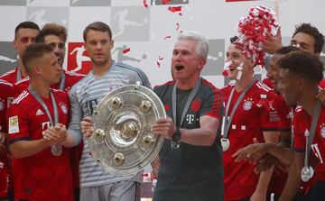 Con trofeo y cerveza en mano Bayern y James celebran el título