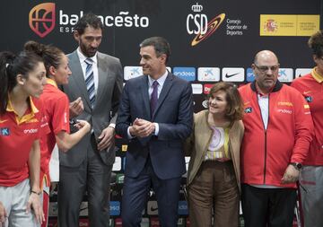 Laura Nicholls, Jorge Garbajosa, Pedro Sánchez, Carmen Calvo y Lucas Mondelo durante el acto de despedida. 