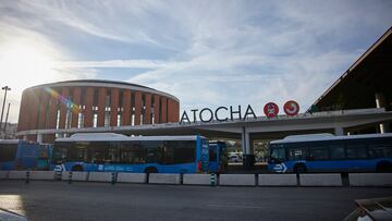 Varios autobuses en junto a la estación de Atocha-Almudena Grandes, a 1 de septiembre de 2023, en Madrid (España). Renfe ha puesto a la venta más de dos millones de plazas para viajar esta semana, hasta el domingo 3 de septiembre, en trenes AVE, Avlo, Alvia, Euromed, Intercity, Avant y Regionales, con motivo de la última operación retorno de las vacaciones de verano. Los movimientos en esta operación regreso se concentran especialmente en las llegadas a Madrid y Barcelona, con 6.624 plazas de refuerzo y 16 trenes en doble composición, al igual que en las zonas que forman parte del arco mediterráneo. Además de estas plazas de refuerzo de retorno, Renfe ha programado hasta el próximo 3 de septiembre más de 5.000 circulaciones con más de 1,3 millones de plazas en trenes Avant y Regionales.
01 SEPTIEMBRE 2023;OPERACIÓN SALIDA;VIAJES;RENFE;TRENES;MOVILIDAD;TRANSPORTE;
Jesús Hellín   / Europa Press
01/09/2023