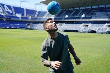 Dioni Villalba controla el balón con la cabeza.