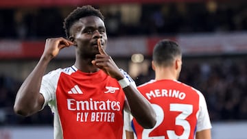 London (United Kingdom), 27/10/2024.- Bukayo Saka of Arsenal (L) celebrates after scoring the 1-0 goal during the English Premier League soccer match between Arsenal FC and Liverpool FC, in London, Britain, 27 October 2024. (Reino Unido, Londres) EFE/EPA/NEIL HALL EDITORIAL USE ONLY. No use with unauthorized audio, video, data, fixture lists, club/league logos, 'live' services or NFTs. Online in-match use limited to 120 images, no video emulation. No use in betting, games or single club/league/player publications.