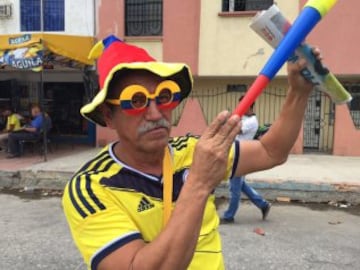 Hinchas de la Selección se acercan al Metropolitano y comienzan la fiesta del fútbol. 