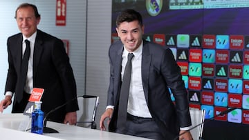 Brahim, sonriente y con Butragueño al fondo, toma asiento para su rueda de prensa de presentación como jugador del Real Madrid.