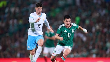 Emiliano Martinez (L) of Uruguay fights for the ball with Gilberto Mora (R) of Mexico during 2025 International Friendly match between Mexico (Mexican National team) and Uruguay at TSM Corona Stadium, on November 15, 2025 in Torreon, Coahuila, Mexico.