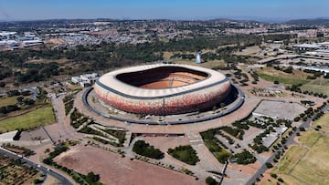 El Estadio Soccer City es el estadio más grande de África. Está en Johannesburgo, Sudáfrica, y es el lugar en el que España se coronó como campeona del mundo. Tiene una capacidad para casi 95.000 espectadores.