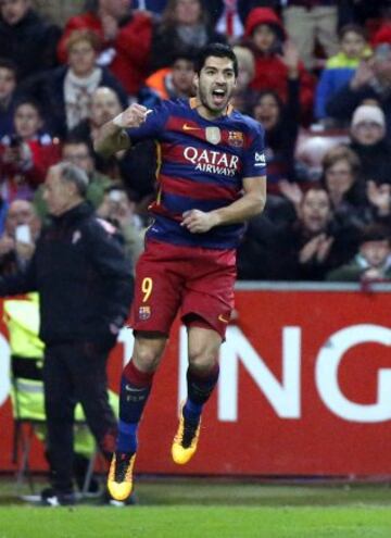 El delantero del FC Barcelona Luis Suárez celebra el tercer gol de su equipo