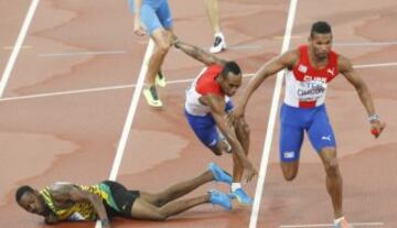 Ca¨ªda del cubano Raidel Acea al tropezar con el jamaico Ricardo Chambers durante la prueba de 4x400.