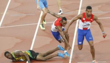 Caída del cubano Raidel Acea al tropezar con el jamaico Ricardo Chambers durante la prueba de 4x400.