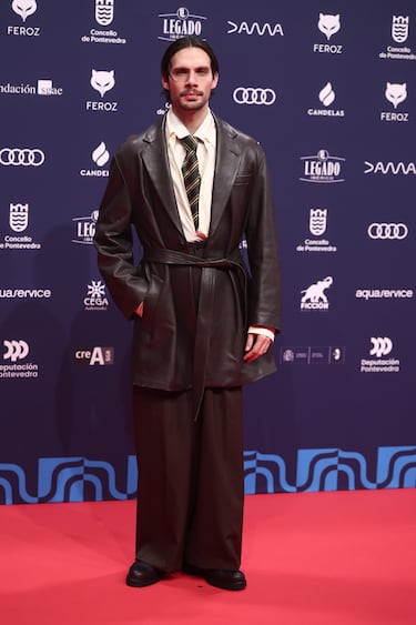 El actor Pol Hermoso posa en la alfombra roja de los Premios Feroz 2026, en el Pazo da Cultura, en Pontevedra, Galicia. 