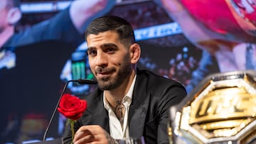 Ilia Topuria muestra el cinturón de campeón de la UFC en la rueda de prensa en el Hotel Rosewood Villa Magna.