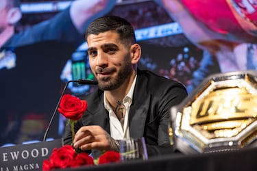 Ilia Topuria muestra el cinturón de campeón de la UFC en la rueda de prensa en el Hotel Rosewood Villa Magna.