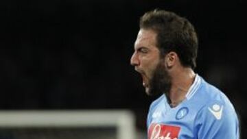 Higua&iacute;n celebra un gol con el N&aacute;poles.