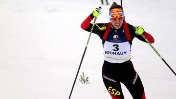 La biatleta Victoria Padial compite durante una prueba de biatl&oacute;n.