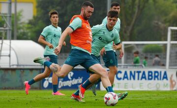 Manu Hernando abandonó el entrenamiento del jueves antes de tiempo por precaución.