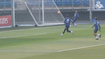 Morata scores sweet backheel... it's easier to do in training!