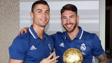 Cristiano Ronaldo y Sergio Ramos posan con la tarta del Balón de Oro.