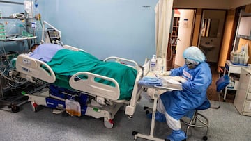 A health professional assists a COVID-19 patient in the Intensive Care Unit of the Alberto Sabogal Sologuren Hospital, in Lima, on December 11, 2020, amid the new coronavirus pandemic. (Photo by ERNESTO BENAVIDES / AFP)