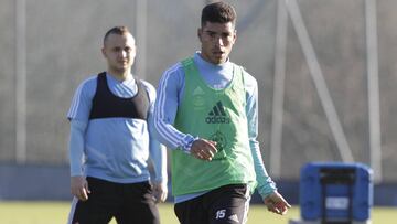 Lucas Olaza golpea el bal&oacute;n durante una sesi&oacute;n de entrenamiento reciente en A Madroa.