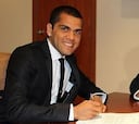 Alves firma su contrato de renovación con el Barcelona