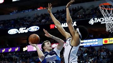 LWS105. DALLAS (ESTADOS UNIDOS), 21/11/2018.- Jarrett Allen (d) de Brooklyn Nets en acción ante el esloveno Luke Doncic (i) de Dallas Mavericks hoy durante un partido de baloncesto de la NBA entre Dallas Mavericks y Brooklyn Nets en el American Airlines Center de Dallas, Texas (EE. UU.). EFE/ Larry W. Smith PROHIBIDO SU USO POR SHUTTERSTOCK