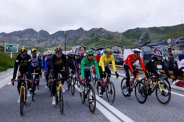 Mark Cavendish de Gran Bretaña del equipo Deceuninck Quickstep con el  maillot verde de velocista y Tadej Pogacar de Eslovenia del equipo UAE Emirates con el maillot amarillo de líder general  toman la salida de la etapa 16