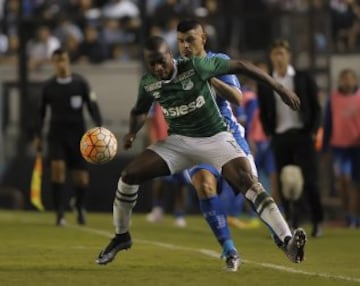 Racing ganó 4-2 y sigue líder con 8 puntos.