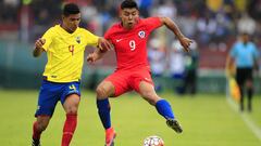 QUI142. AMBATO (ECUADOR), 22/01/2017.- Kevin Minda (i) de Ecuador disputa un balón con Richard Paredes (d) de Chile hoy, domingo 22 de enero de 2017, durante el encuentro por el Sudamericano Sub 20 Ecuador 2017 en Ambato (Ecuador). EFE/José Jácome