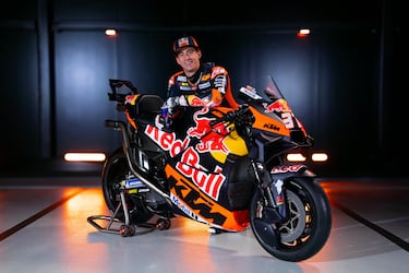 Pedro Acosta posa sobre su nueva moto.