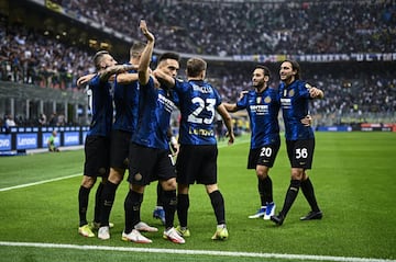 El Inter de Milán ha bajado su valor con la salida de Lukaku al Chelsea. El club neroazzurro es el segundo italiano y mantiene su valor gracias a Lautaro (80), Barella (65), Skriniar y Bastoni (60) De Vrij (50) y Eriksen y Brozovic (40).