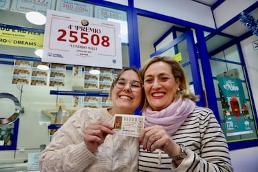Empleados de la Administración de Lotería nº 26, ubicada en Camino Suárez, celebran que han vendido el número 25508 correspondiente a un Cuarto Premio del Sorteo Extraordinario de Lotería de Navidad. A 22 de diciembre de 2025, Málaga (Andalucía, España).