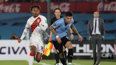 AMDEP8094. MONTEVIDEO (URUGUAY), 24/03/2022.- Mathías Olivera (d) de Uruguay disputa el balón con André Carrillo de Perú durante un partido por las eliminatorias sudamericanas al Mundial de la FIFA Catar 2022 entre Uruguay y Perú, hoy, en el estadio Centenario en Montevideo (Uruguay). EFE/ Raúl Martínez POOL
