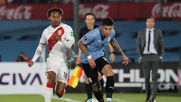 AMDEP8094. MONTEVIDEO (URUGUAY), 24/03/2022.- Mathías Olivera (d) de Uruguay disputa el balón con André Carrillo de Perú durante un partido por las eliminatorias sudamericanas al Mundial de la FIFA Catar 2022 entre Uruguay y Perú, hoy, en el estadio Centenario en Montevideo (Uruguay). EFE/ Raúl Martínez POOL
