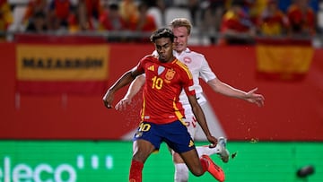 Soccer Football - UEFA Nations League - Group A4 - Spain v Denmark - Estadio Enrique Roca de Murcia, Murcia, Spain - October 12, 2024 Spain's Lamine Yamal shoots at goal REUTERS/Pablo Morano