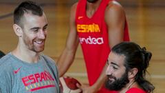 Ricky y Claver conversan durante el entrenamiento