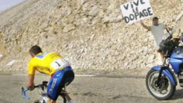 <b>PERSEGUIDO POR LA SOSPECHA. </b>Un aficionado increpa con una pancarta a Lance Armstrong, que en la imagen de arriba hace la señal de sus siete Tour.