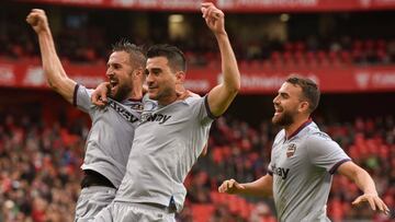 GRAF6393. BILBAO, 10/11/2019.- Los jugadores del Levante celebran el gol de Sergio Postigo (c) ante el Athletic de Bilbao, en el partido de la décimo tercera jornada de LaLiga Santander que se disputa este domingo en el estadio San Mamés, en