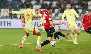 Acción preciosa al primer toque, con Baena filtrando para Oyarzabal hasta línea de fondo, desde donde se sacó un gran centro raso que fue empujado por Ferran Torres al fondo de la portería. 