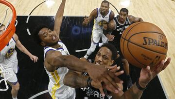 LWS120. San Antonio (United States), 18/11/2018.- Golden State Warriors player Damian Jones (L) tries to block a shot against San Antonio Spurs player DeMar DeRozan (R) in the second half of their NBA basketball game at the AT&T Center in San Antonio, Texas, USA, 18 November 2018. (Baloncesto, Estados Unidos) EFE/EPA/LARRY W. SMITH SHUTTERSTOCK OUT
