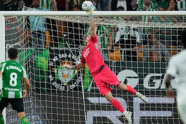 Mano firme de Lunin para frenar el disparo de Antony durante el empuje verdiblanco.
