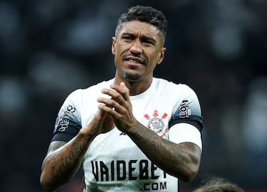 El 14 de agosto de 2017, fichó por el F. C. Barcelona por 40 millones de euros donde jugó 49 partidos y anotó 9 goles en una temporada. Tras vestir la elástica blaugrana pasó por el Guangzhou FC, Al-Ahli y Corinthians. Actualmente, se encuentra retirado del fútbol profesional. 