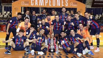 La plantilla del Barça celebra su título de campeón de Supercopa ante Movistar Inter.